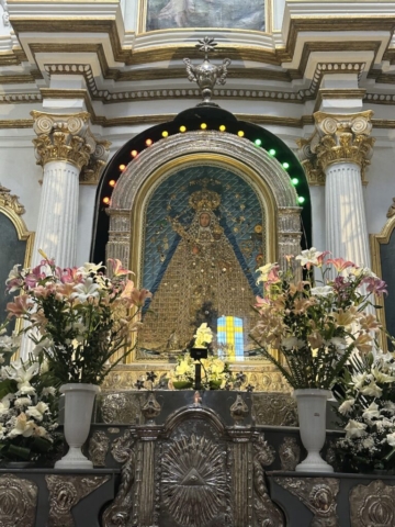 zlatom vykladaná Virgen de Guadalupe
