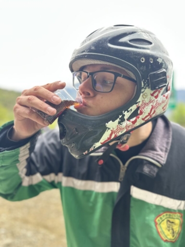keď si lenivý dať si dole helmu, tak aj piť je výzva